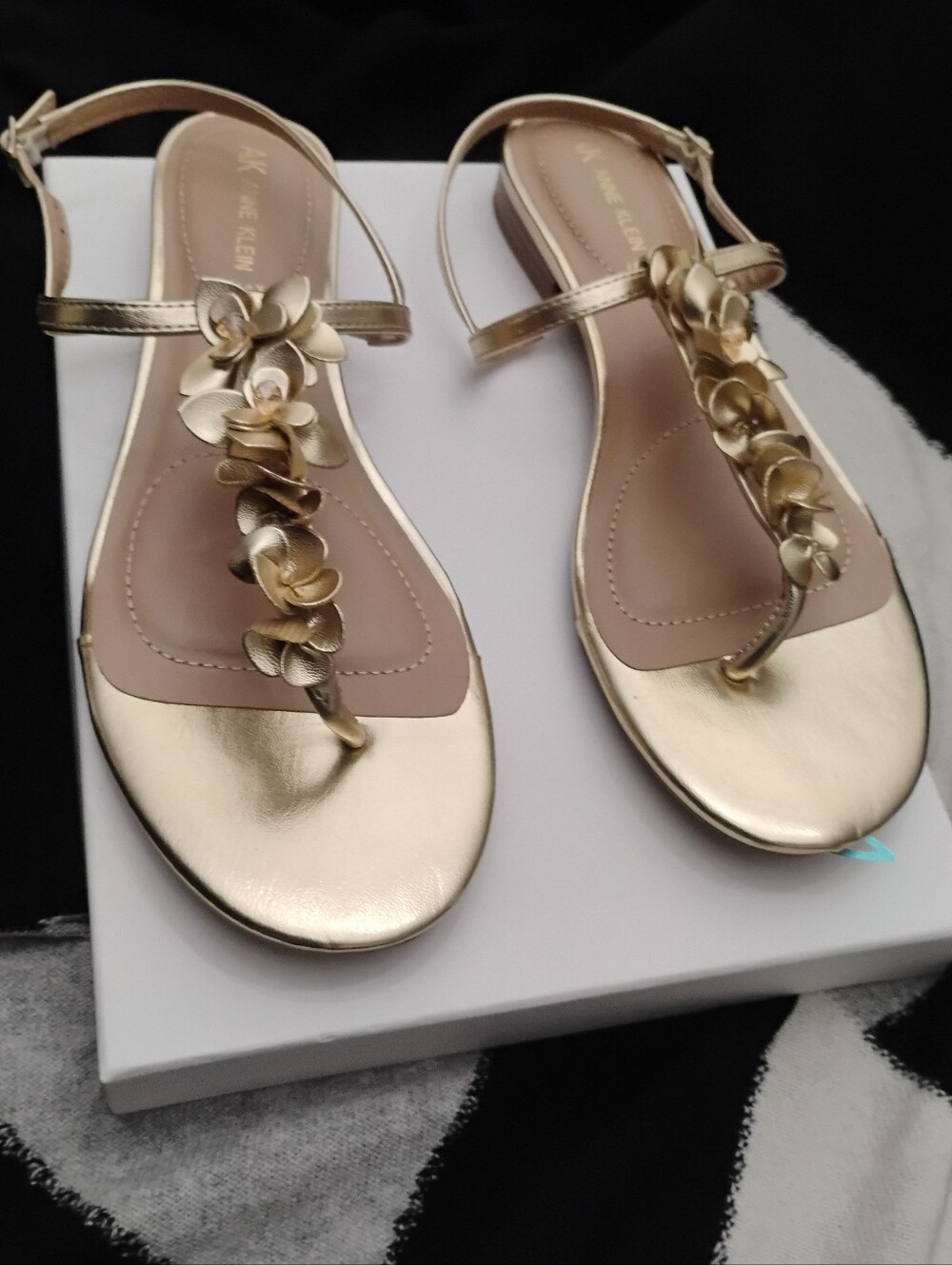Anne Klein Flavia Iflex Metallic Gold Floral Embellished Thong Sandals Sz 10 NEW - Picture 4 of 16